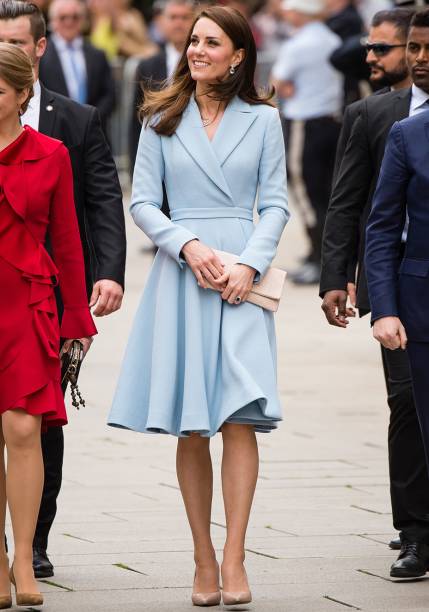 <strong>19 de abril de 2017</strong><span> - A mãe de George e Charlotte também arrasa quando o assunto é moda casual. Para um evento do Heads Together em antecipação à Maratona de Londres, Catherine apostou em</span> tricô listrado e tênis brancos da <strong>Superga</strong>.