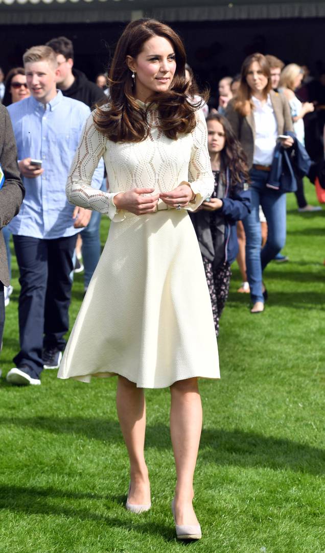 <strong>20 de abril de 2017</strong><span> - </span>Pela manhã, Kate Middleton se juntou a William e Harry em um encontro com estudantes. Apesar do corte clássico, o conjunto <strong>Armani</strong> passa longe do óbvio por causa da cor vibrante. <strong>20 de abril de 2017</strong><span> - </span>Pela manhã, Kate Middleton se juntou a William e Harry em um encontro com estudantes. Apesar do corte clássico, o conjunto <strong>Armani</strong> passa longe do óbvio por causa da cor vibrante.