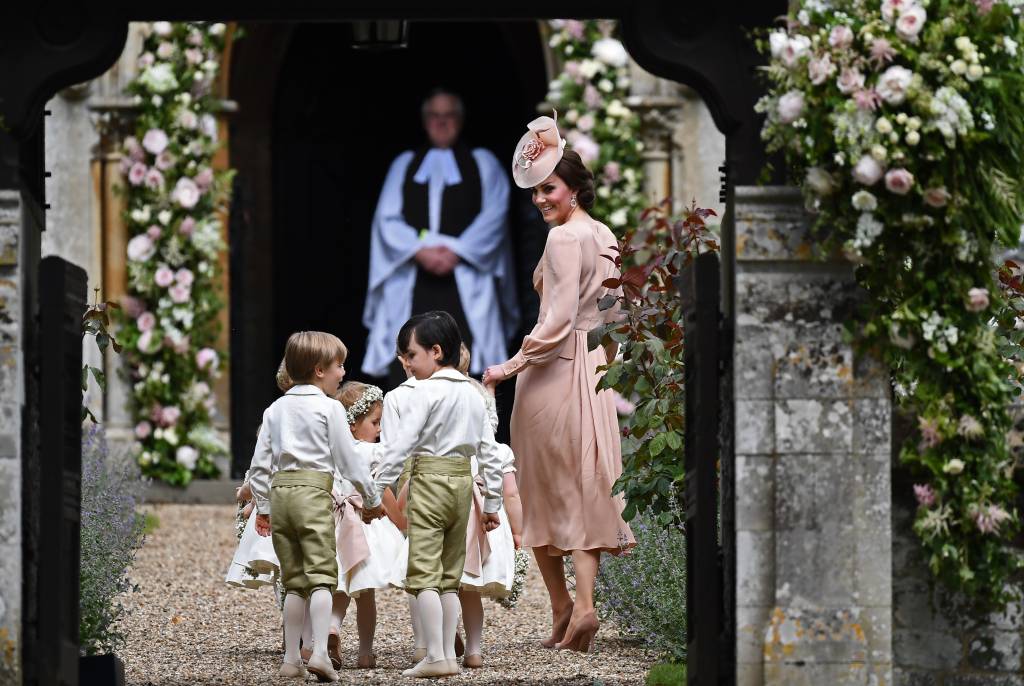 Kate Middleton desfila look deslumbrante no casamento de Pippa