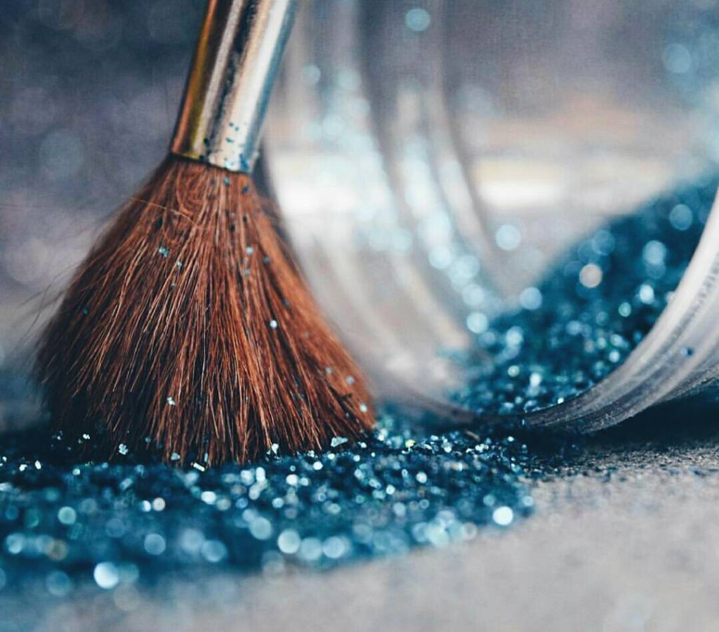 Givenchy põe na passarela a make com glitter que queremos usar no Carnaval