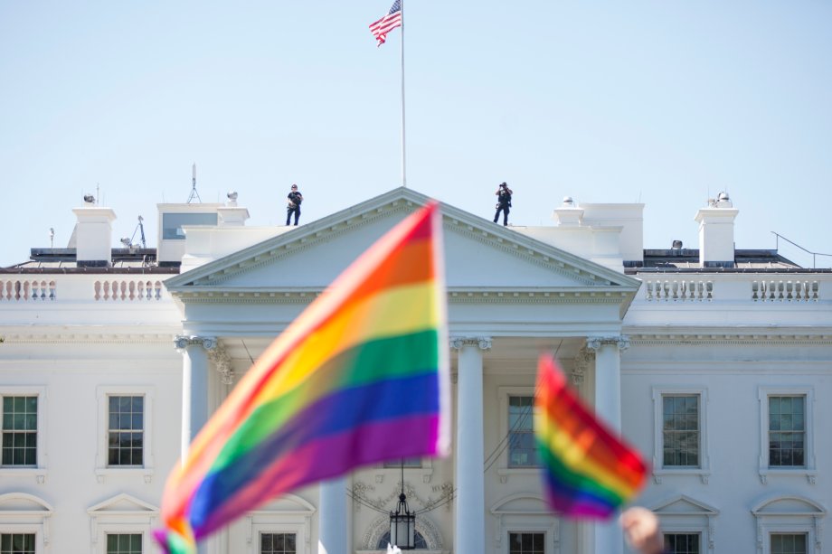 Seguranças de Casa Branca observam a Parada do Orgulho LGBT em Washington, capital dos Estados Unidos, em 2017