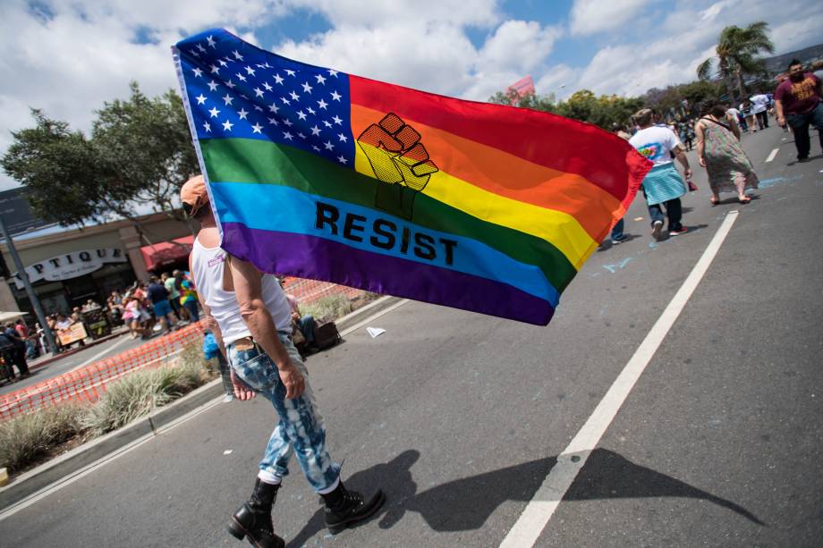 "Resista", diz a bandeira do ativista na Parada do orgulho LGBT de Los Angels, em 2017