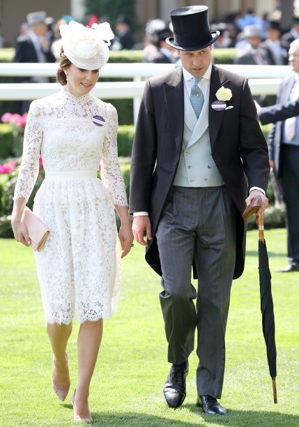 <strong>22 de maio de 2017</strong><span> - Um vestido mídi verde com detalhes florais em branco da marca <strong>Rochas </strong></span><span>foi o look eleito por Kate para ir ao Chelsea Flower Show, em Londres.</span>