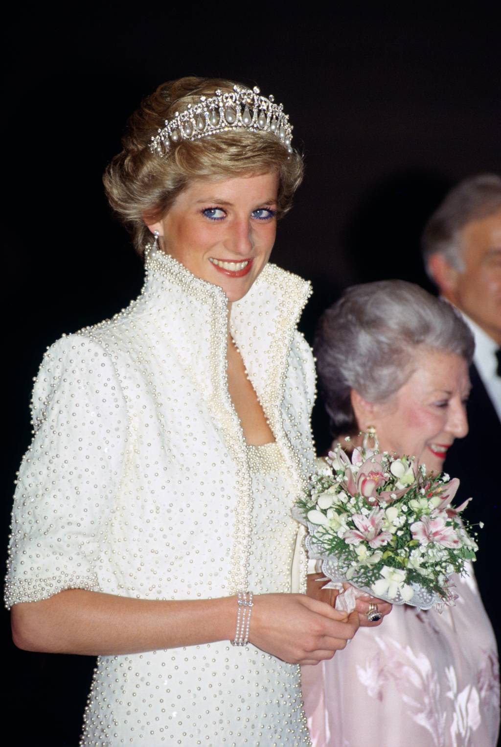 Princesa Diana em Hong Kong usando a coroa HONG KONG - NOVEMBER 08: Diana, Princess of Wales wears an outfit described as the 'Elvis dress' designed by Catherine Walker to the Culture Centre in Hong Kong (Photo by Tim Graham/Getty Images)