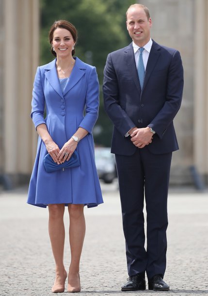 <strong>17 de julho de 2017</strong> - Catherine desembarcou em Varsóvia para uma viagem de cinco dias pela Polônia e pela Alemanha ao lado de William, George e Charlotte. Elegante, Kate selecionou um vestido peplum da grife Alexander McQueen para o primeiro compromisso do dia. A clutch vermelha combinava com as joias de rubis.