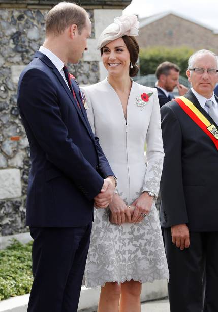 <strong>20 de julho de 2017</strong> - As sandálias Scalloped da Prada são as novas queridinhas de Kate. Em Berlim, ela lançou mão da versão cinza para arrematar o vestido com estampa artsy da grife Markus Lupfer. O cinto de metal ajudou a desenhar a silhueta.