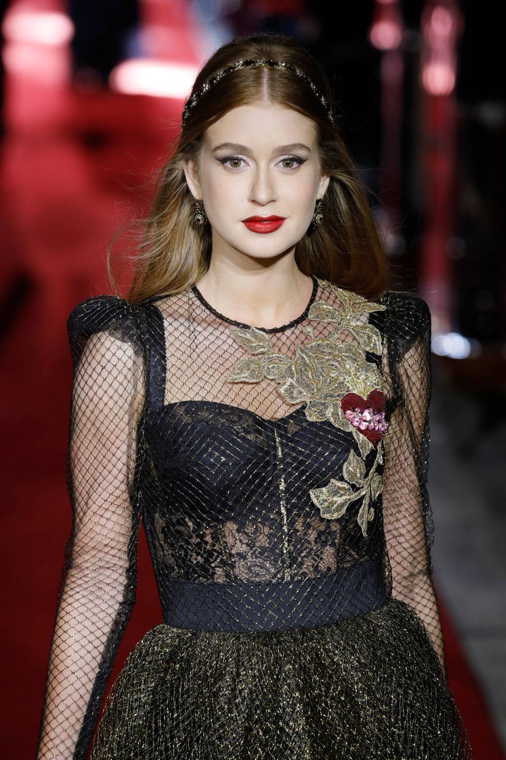 Marina Ruy Barbosa lacra em desfile secreto da Dolce & Gabbana
