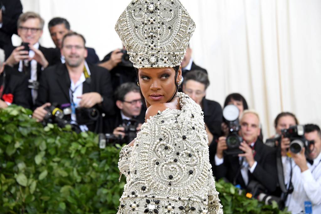 Conheça e entenda o tema do Met Gala 2019: ‘Camp’