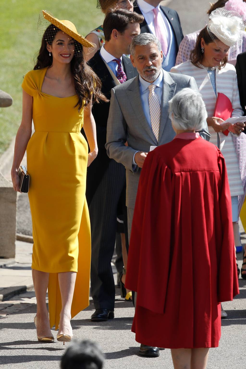 Look de Amal Clooney é o mais radiante do casamento de Harry e Meghan