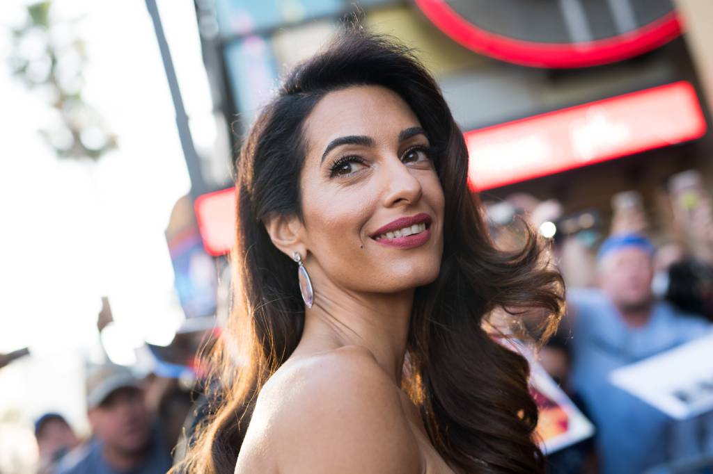 Amal Clooney mostra como usar estampa xadrez, tendência máxima da estação
