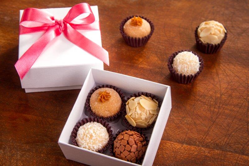 give-a-gift-caixa-com-4-brigadeiros-gourmet-caixa-pode-ser-personalizada-com-o-nome-da-pessoa-ou-da-famc3adlia-prec3a7o-r30