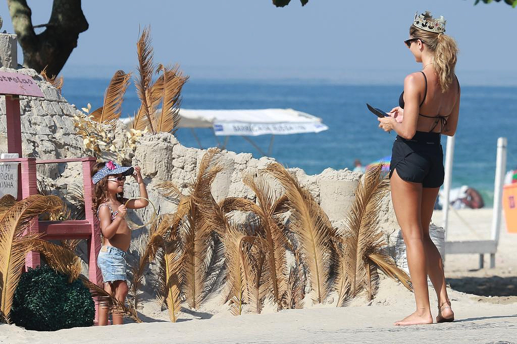 Veja como os famosos e seus filhos estão curtindo o verão