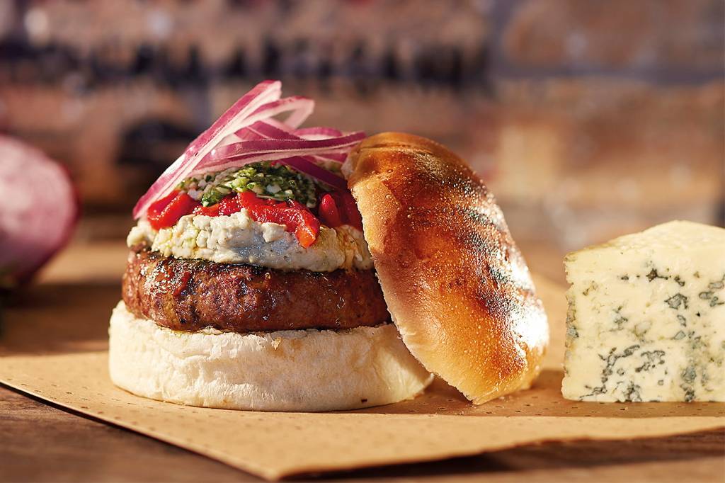 Hambúrguer com pesto de rúcula e creme gorgonzola Hambúrguer com pesto de rúcula e creme gorgonzola