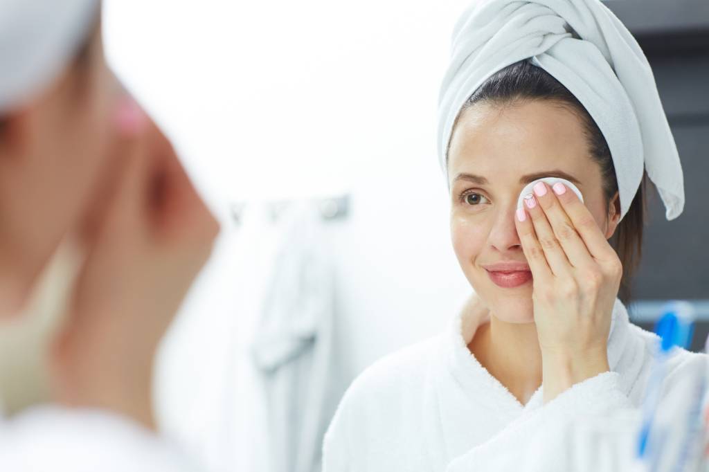 Hábitos diários para manter a pele bonita e saúdável – tirar maquiagem antes de dormir Removing eye makeup