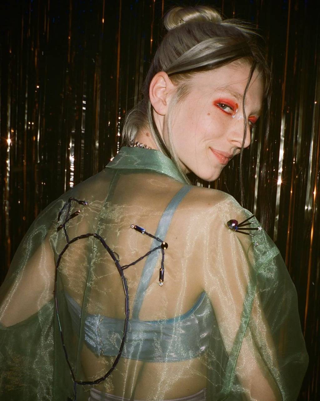 O planeta pode respirar aliviado: Hunter Schafer usou mais um look doido