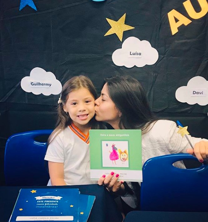 Larissa ao lado de sua filha Luísa Larissa ao lado de sua filha Luísa