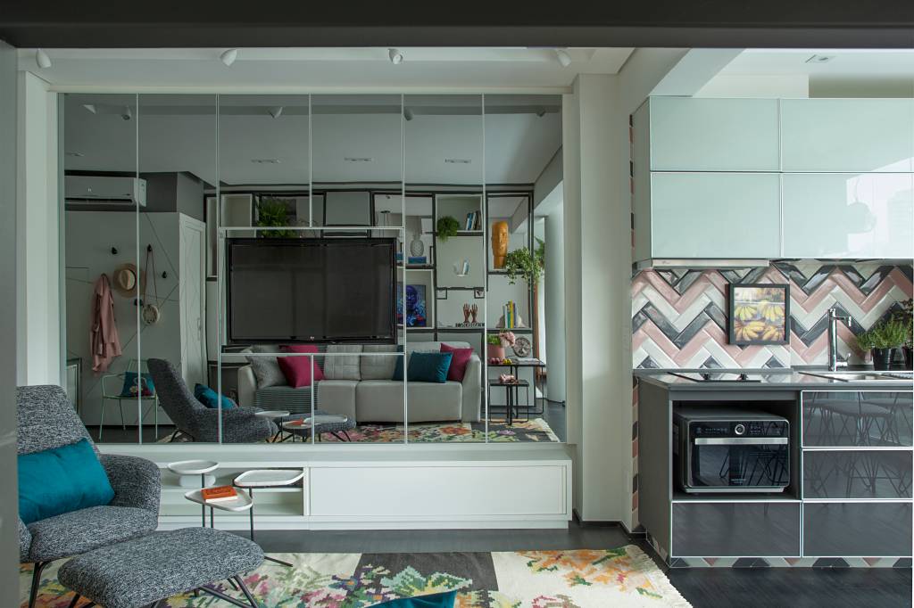 Veja os 5 truques geniais de economia de espaço e décor deste apê de 55 m²