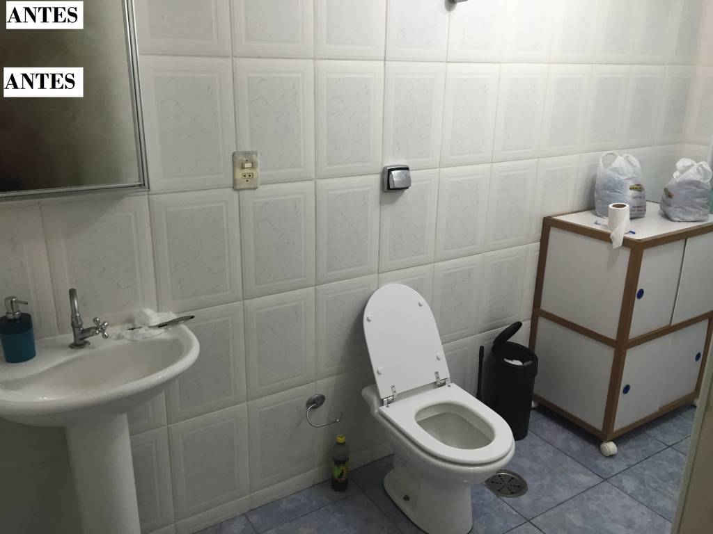 Antes & depois: o banheiro ultrapassado ficou moderno e colorido