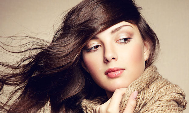 Evite constrangimentos no inverno: descubra como combater a caspa