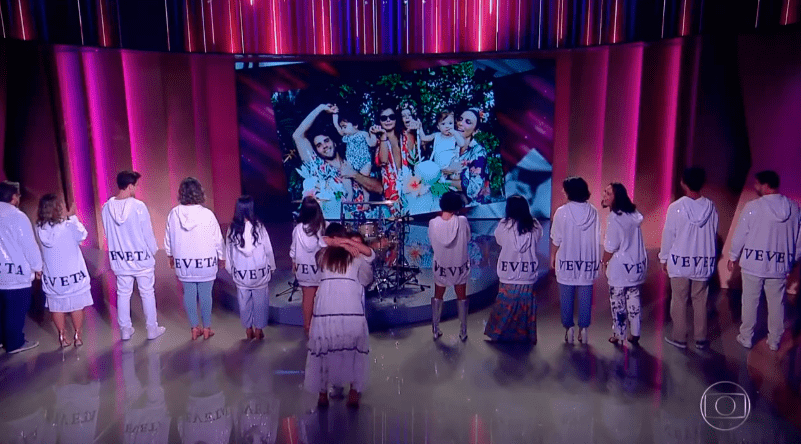 Ivete Sangalo abraça Marcelo após apresentação no palco do programa Tamanho Família Ivete Sangalo abraça Marcelo após apresentação no palco do programa Tamanho Família