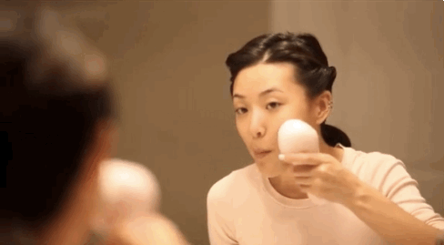 japonesa-se-olhando-no-espelho-enquanto-massageia-o-rosto japonesa-se-olhando-no-espelho-enquanto-massageia-o-rosto