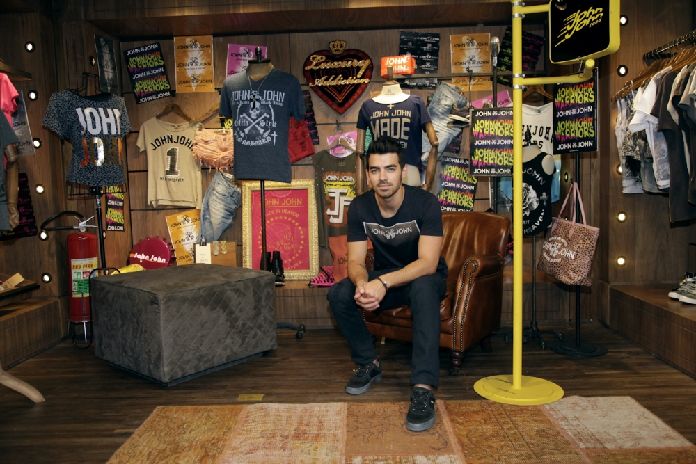 Joe Jonas causa alvoroço em São Paulo