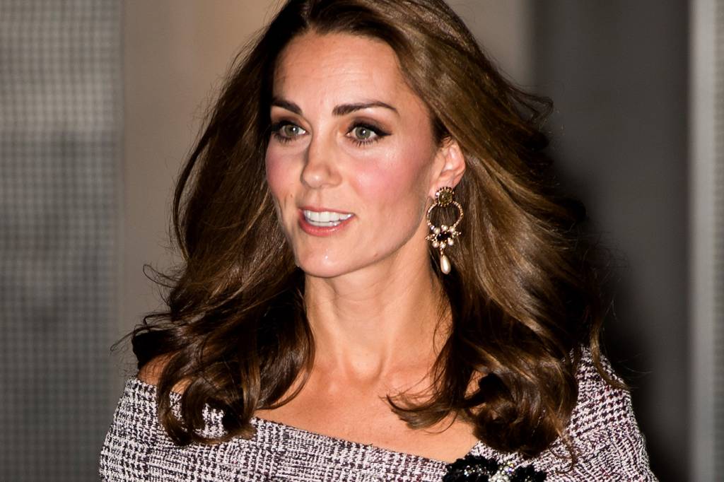 Com decote nos ombros, Kate Middleton aparece com look chique de doer
