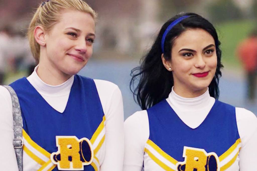 A Keds lançou tênis fofos e inspirados na Betty e Veronica, de Riverdale