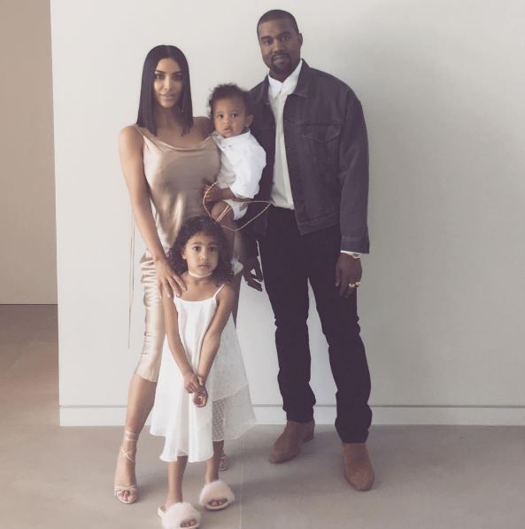 <span>A família celebrou a Páscoa com estilo. Kim estava maravilhosa com um vestido dourado e sandália de tiras, enquanto Kanye optou por algo casual de jaqueta jeans, camisa branca, calças pretas e botas.</span> <span>A família celebrou a Páscoa com estilo. Kim estava maravilhosa com um vestido dourado e sandália de tiras, enquanto Kanye optou por algo casual de jaqueta jeans, camisa branca, calças pretas e botas.</span>