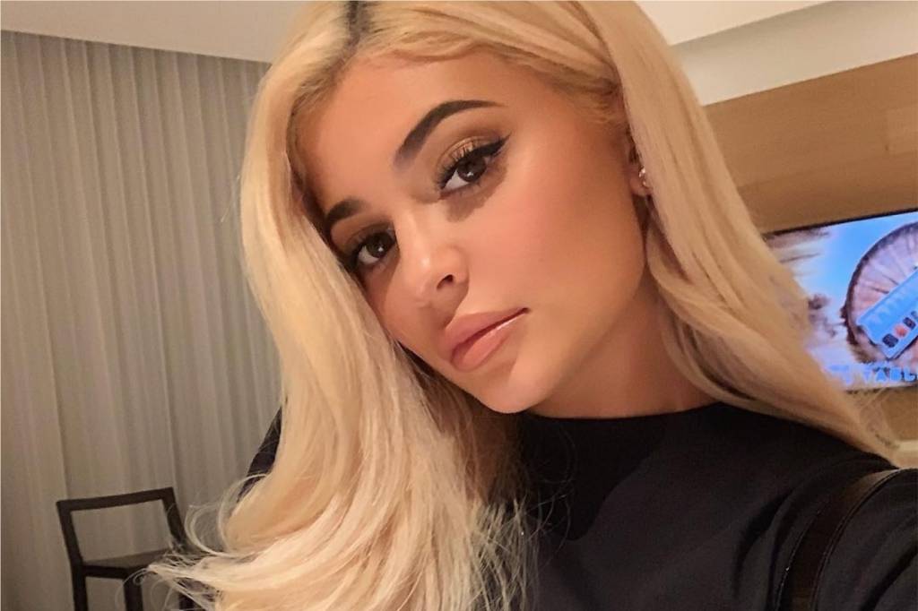 Kylie Jenner finalmente revelou o cabelo dela real e ele é belíssimo