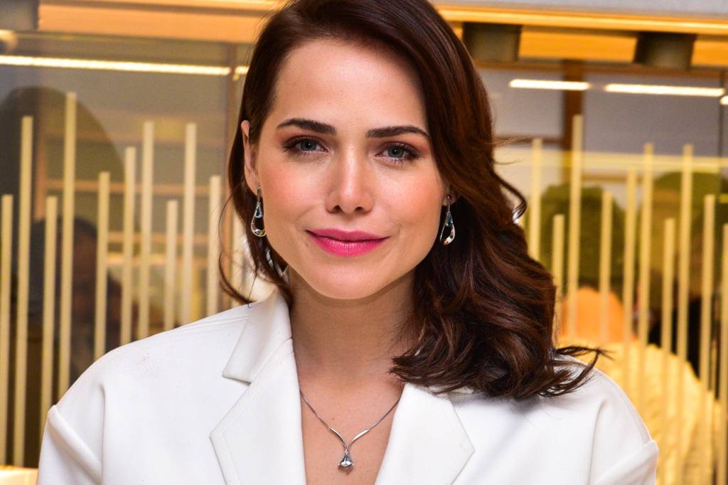 Leticia Colin radicaliza e adota fios curtíssimos com microfranja