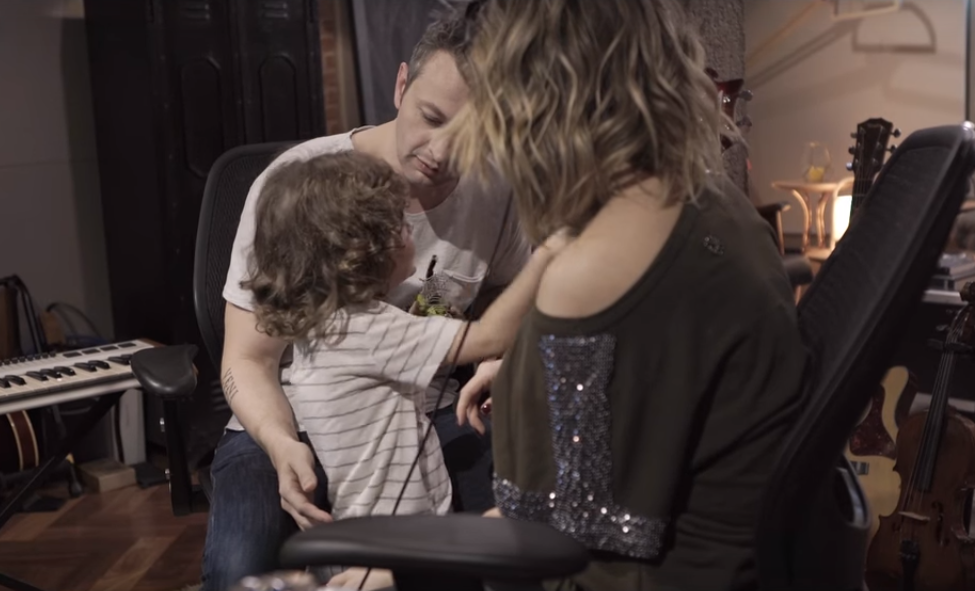 Filho de Sandy aparece em vídeo da cantora, para surpresa dos fãs