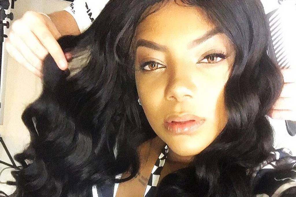 A Ludmilla apenas lacrou com o cabelo platinado e curtinho