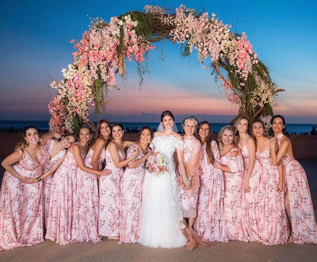 Camila Queiroz teve a melhor ideia para o look das madrinhas de casamento