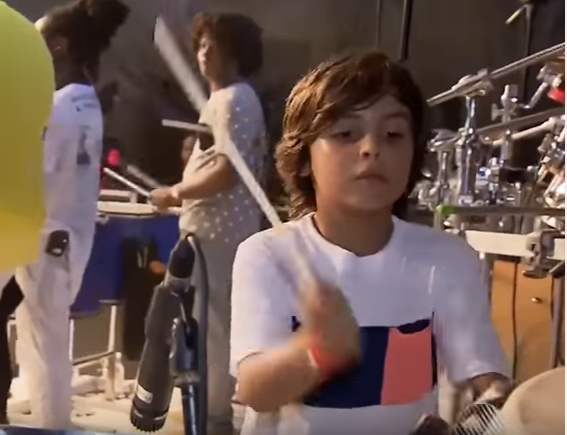 Marcelinho, filho de Ivete Sangalo, rouba cena em show da mãe