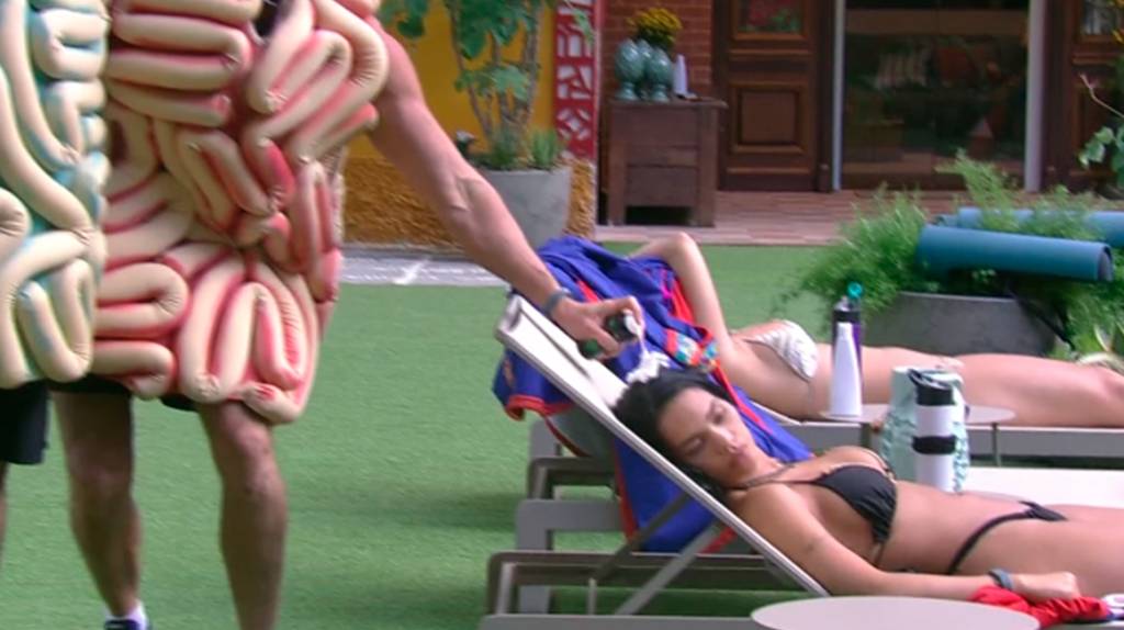 marcos-coloca-creme-em-mayara-bbb17