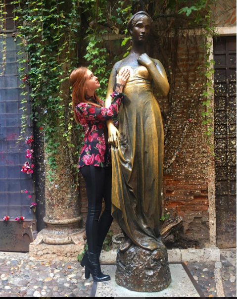 Marina Ruy Barbosa não resiste à superstição amorosa e visita a estátua de Julieta
