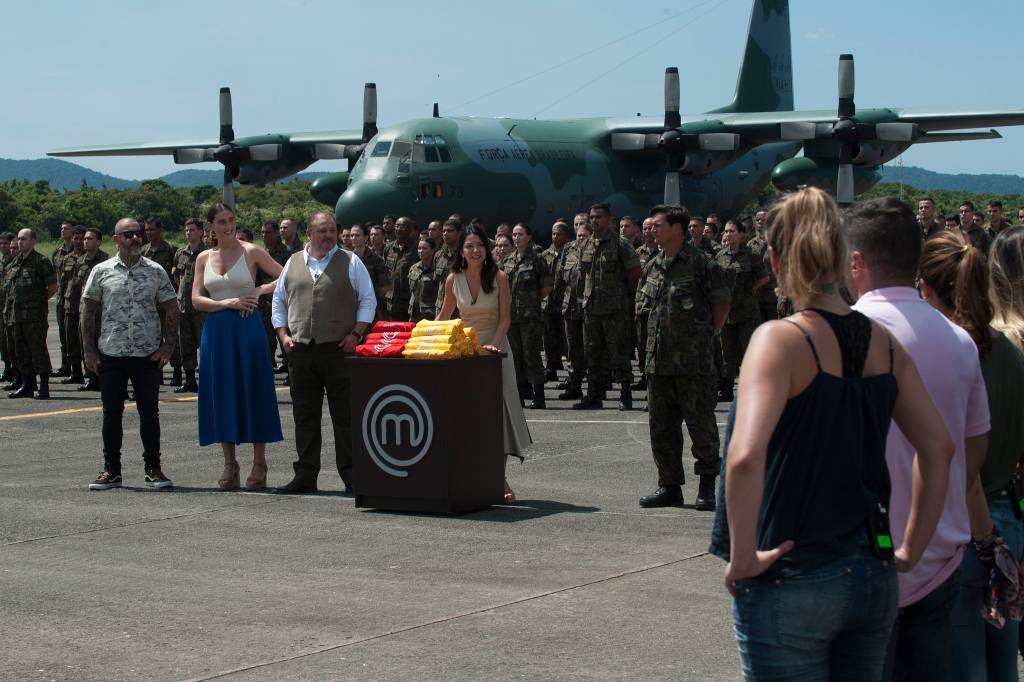 Participantes do MasterChef têm de encher linguiça no episódio desta terça