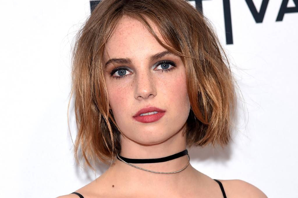 Maya Hawke trouxe de volta a coroa de flores para o look do dia