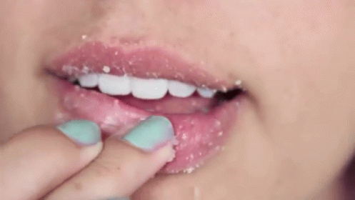 mulher-massageando-os-labios-com-as-maos mulher-massageando-os-labios-com-as-macc83os