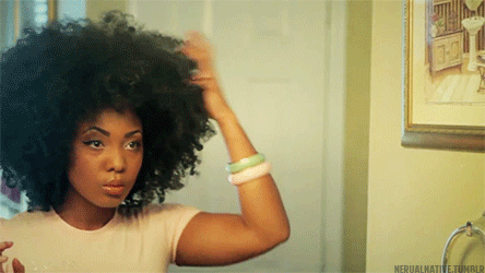 mulher-negra-se-olhando-no-espelho-e-arrumando-o-cabelo mulher-negra-se-olhando-no-espelho-e-arrumando-o-cabelo