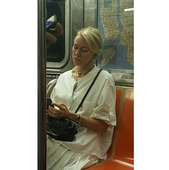Naomi Watts trolla fã que a fotografou no metrô de Nova York