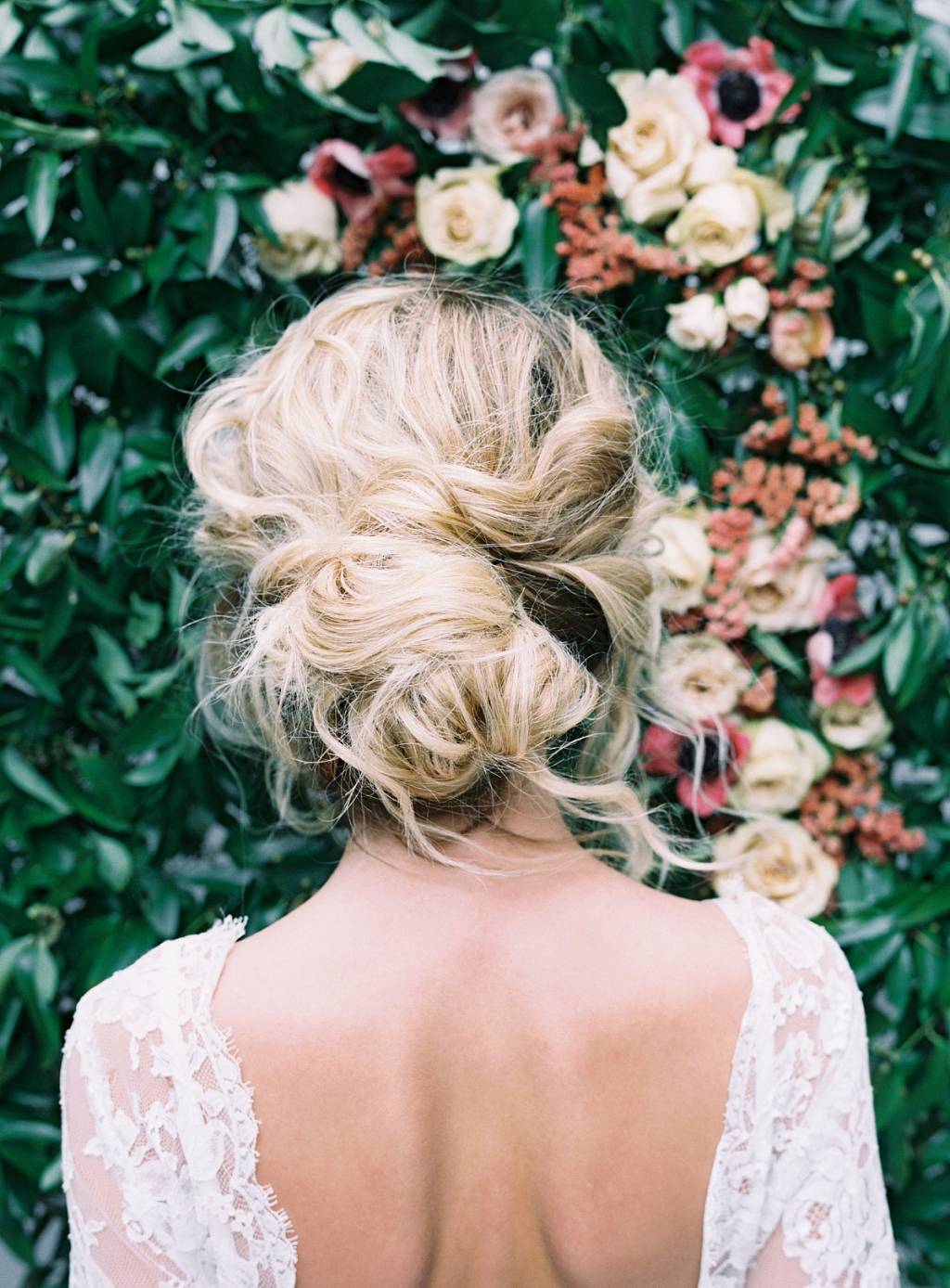 Penteados bagunçadinhos para noivas descoladas nashville-wedding-photographer-austin-gros-rouge-workshop-wedding-hair-and-makeup22
