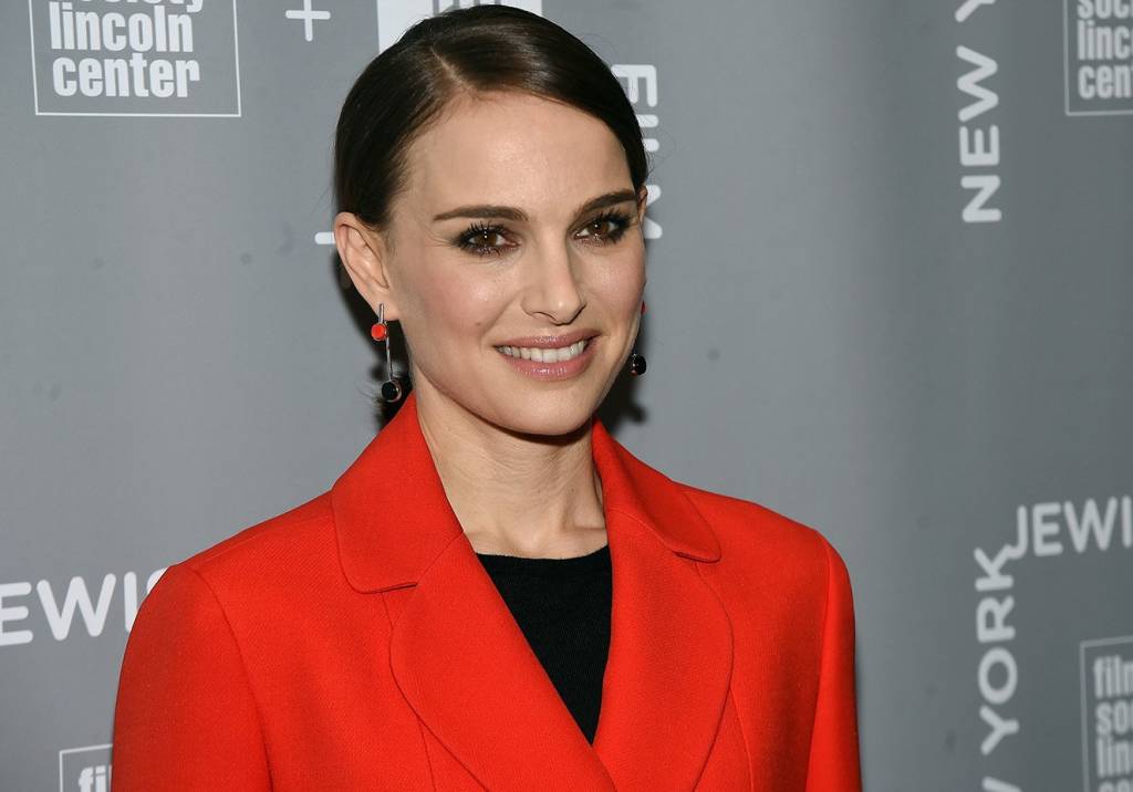 Natalie Portman aparece igualzinha a Jackie Kennedy usando look rosa em set de filmagem