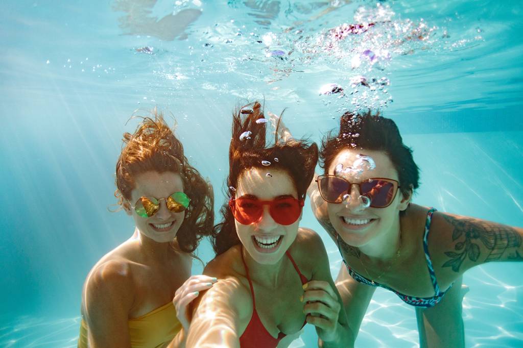 natura_post_05 Cheerful friends making selfie underwater in pool