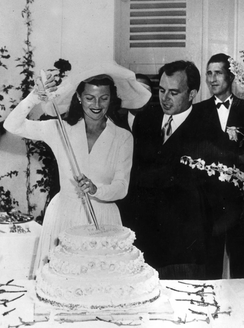 atrizes que entraram para a nobreza quando casaram – Rita Hayworth Cutting The Cake