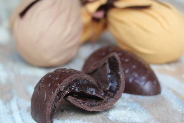 Ovo de Páscoa Fitness com ganache de biomassa de banana verde e cranberry Ovo de Páscoa Fitness com ganache de biomassa de banana verde e cranberry