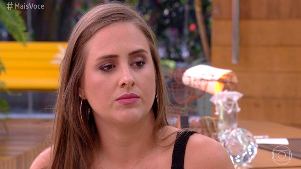 Patrícia paga mico e cumprimenta cachorrinha morta de Ana Maria