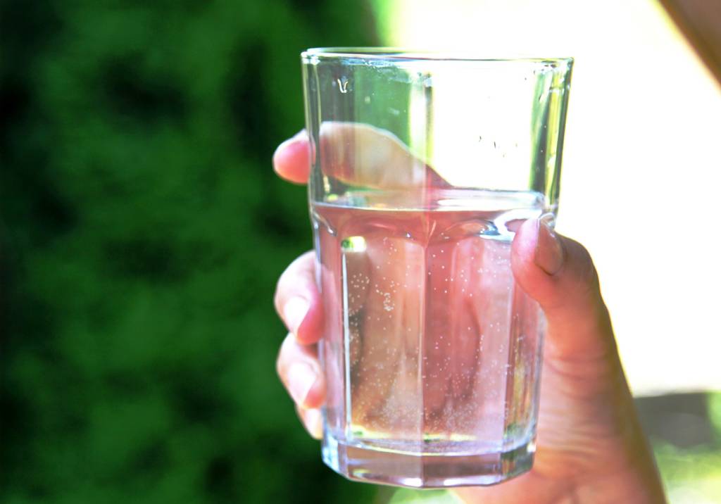 O que aprendi após começar a beber dois litros de água todos os dias