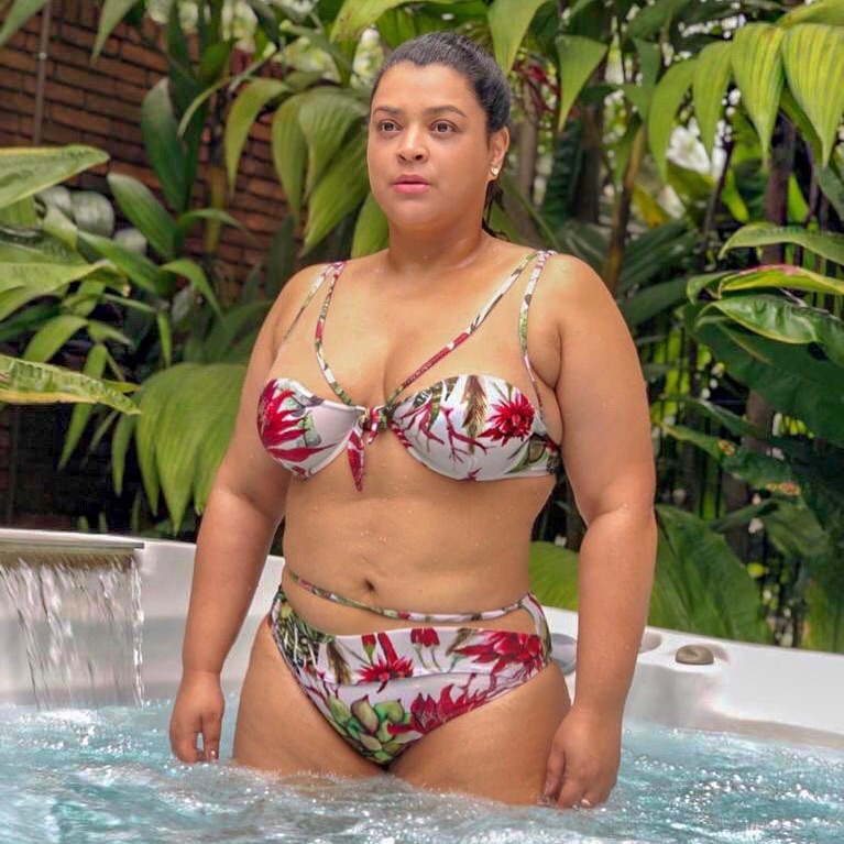 De biquíni, Preta Gil aparece isenta de imperfeições e faz textão no Insta